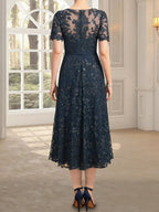 Vestido de novia de encaje con lentejuelas, corte en A, escote redondo ilusión y largo hasta la rodilla.