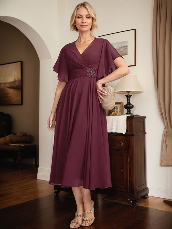 Vestido de corte A, escote en V, largo té, de gasa, para la madre de la novia, con plisados ​​y cuentas.
