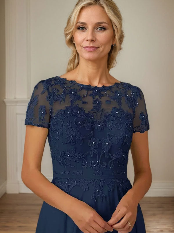 Robe en mousseline de soie bleu marine foncé, coupe trapèze, col bateau et sequins 