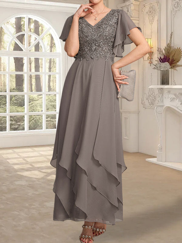 Vestido de novia de corte línea A, escote en V, largo hasta el tobillo, de gasa de encaje con volantes en cascada. 