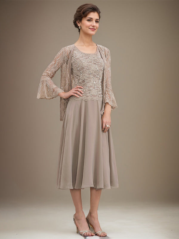 Vestido de novia de corte línea A, escote redondo, largo hasta la rodilla, de encaje y gasa con lentejuelas. 