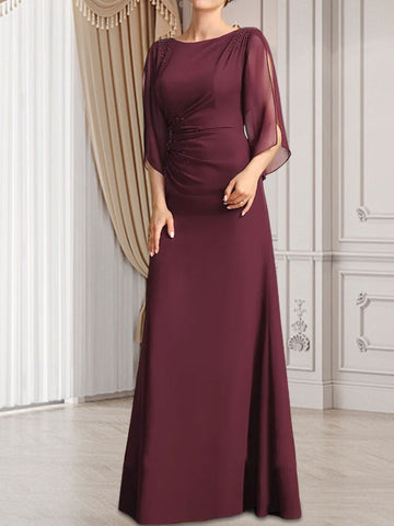 Robe fourreau/colonne longue en mousseline pour la mère de la mariée, ornée de perles plissées.