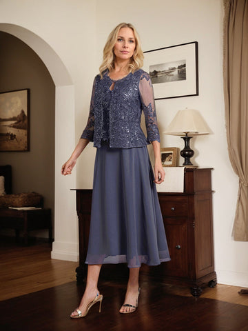 Vestido de novia de corte línea A, escote redondo, largo hasta la rodilla, de encaje y gasa con lentejuelas. 