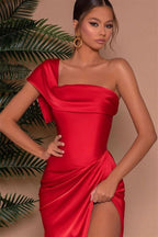 Vestido de fiesta rojo de sirena, sin tirantes y con un solo hombro, con abertura frontal.