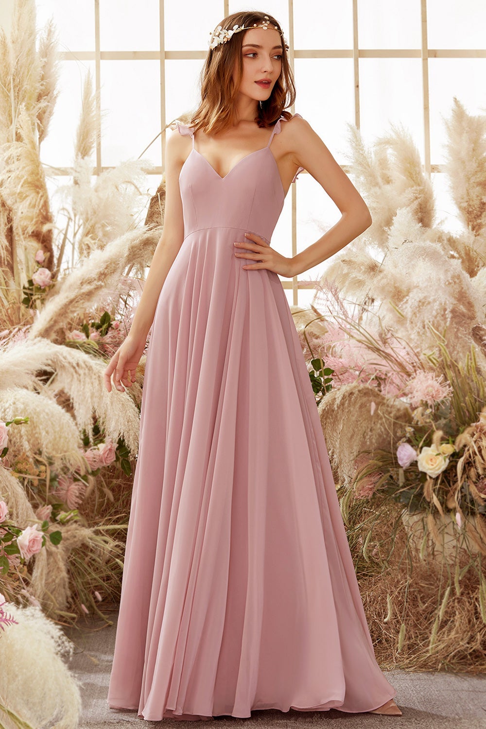 Robe de demoiselle d'honneur en mousseline rose poudré à fines bretelles spaghetti