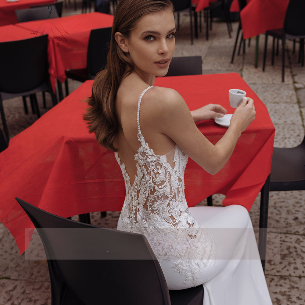 Vestidos de novia de alta calidad con tirantes finos, escote en V, espalda descubierta, apliques de encaje, cola de barrido, corte sirena.
