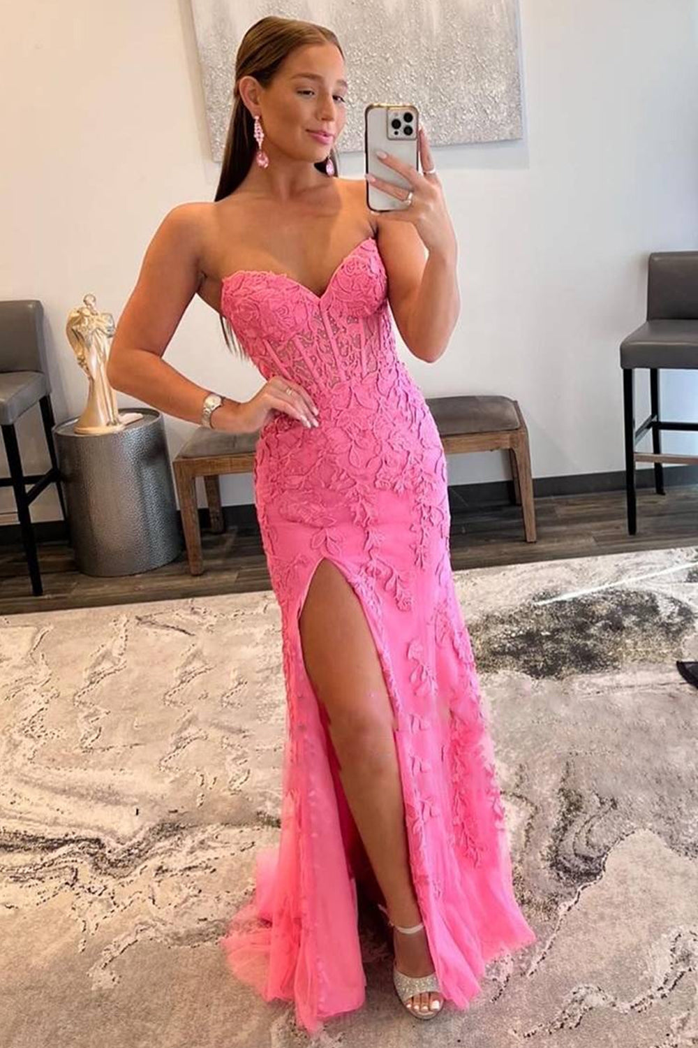 Robe de bal longue en dentelle à corset et décolleté cœur, fendue.