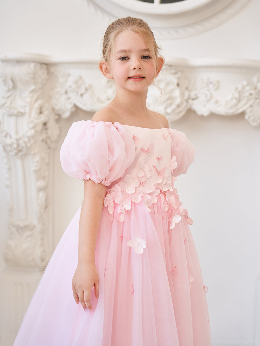 Vestido de niña de las flores de largo midi con mangas abullonadas, hombros descubiertos, apliques florales 3D y tul. 