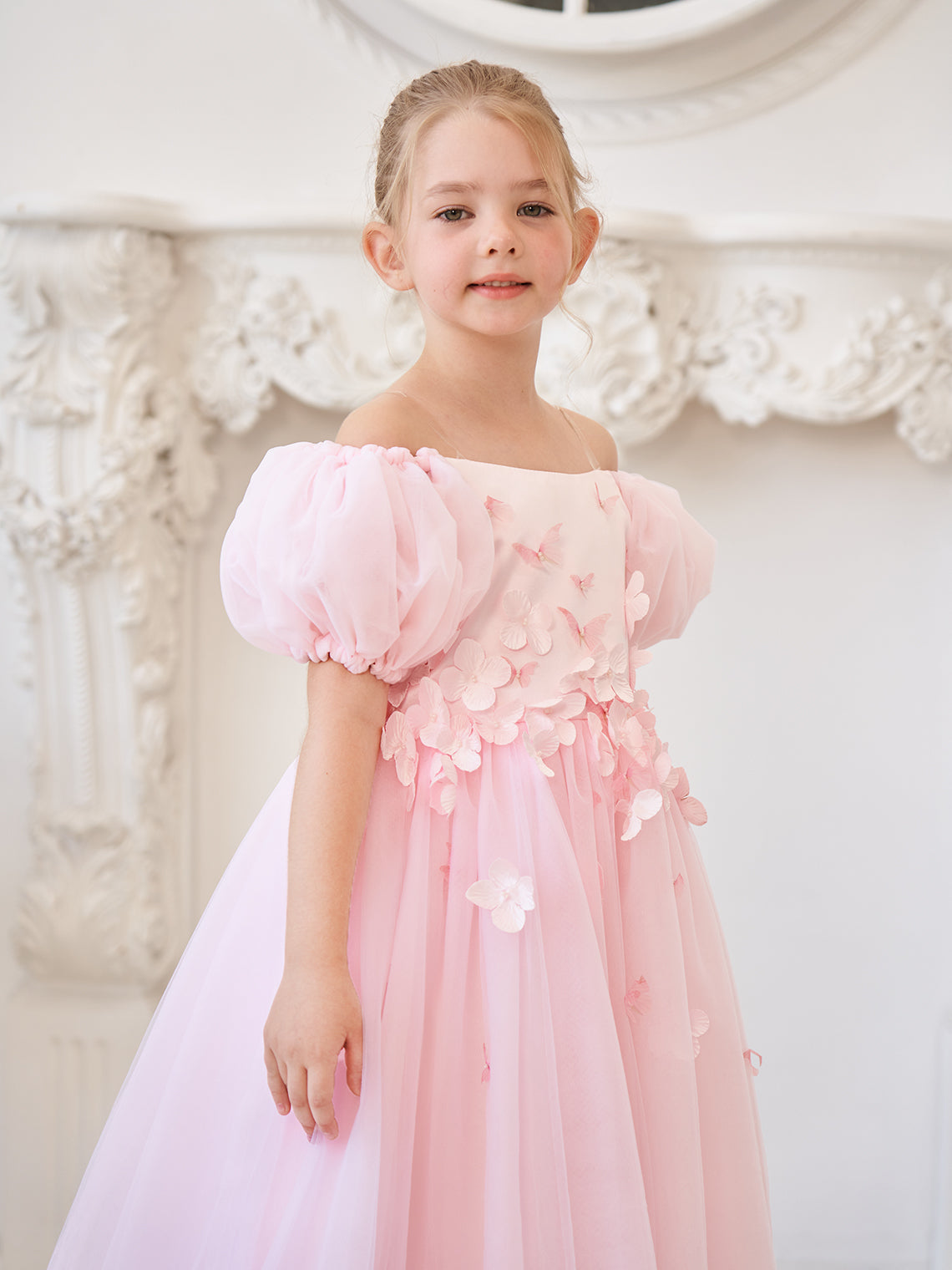 Vestido de niña de las flores de largo midi con mangas abullonadas, hombros descubiertos, apliques florales 3D y tul. 