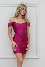 Robe courte moulante tendance à épaules dénudées et froncée pour le bal de promo
