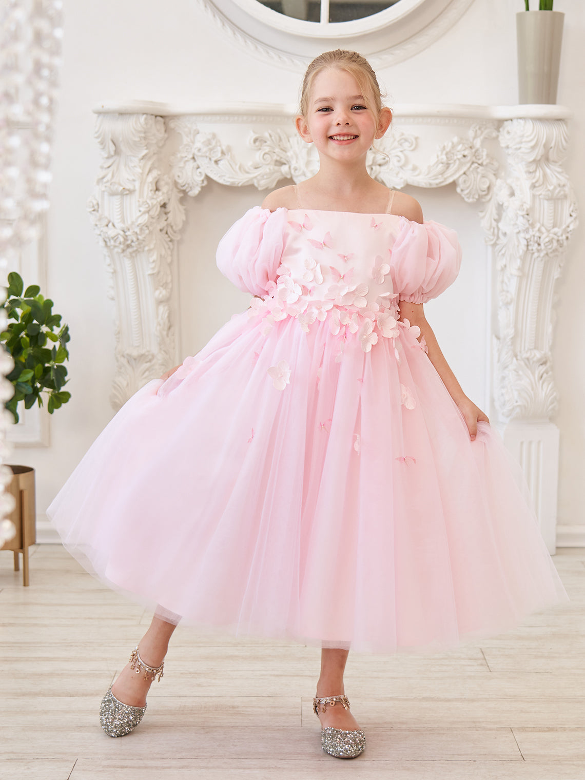 Vestido de niña de las flores de largo midi con mangas abullonadas, hombros descubiertos, apliques florales 3D y tul. 