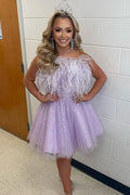 Vestido corto de fiesta lila sin tirantes de corte A con plumas