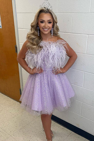 Robe de bal courte lilas sans bretelles, coupe trapèze, ornée de plumes