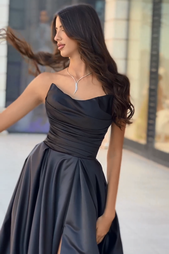 Robe de bal noire longue élégante, coupe trapèze, sans manches et bustier, avec fente.