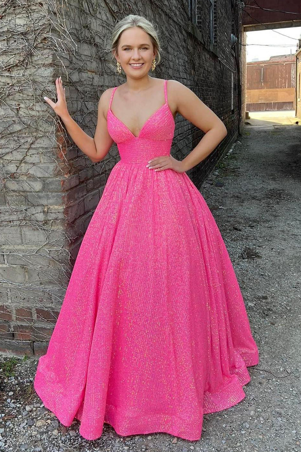 Robe de bal longue trapèze à fines bretelles et sequins