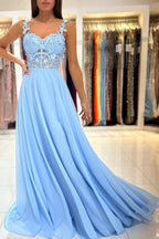 Robe de bal longue bleu ciel sans manches, fendue et ornée d'appliques