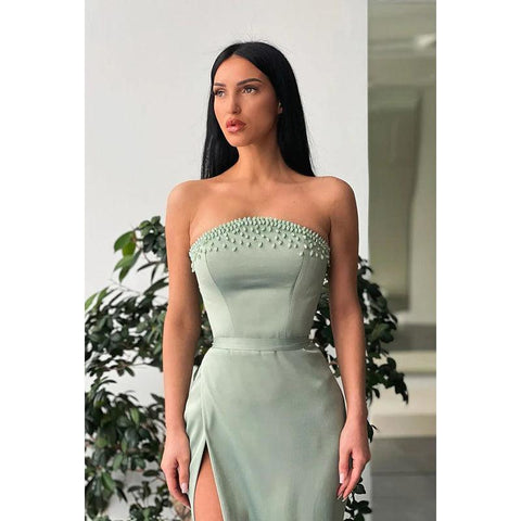 Robe de soirée longue en satin perlé sans bretelles avec fente