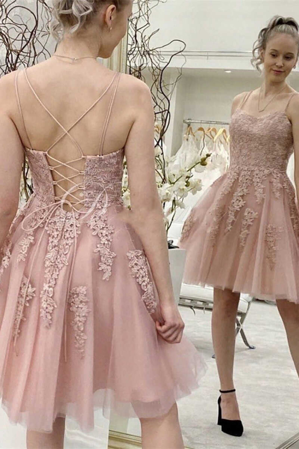 Robe de bal courte à fines bretelles ornée d'appliqués