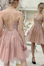 Robe de bal courte à fines bretelles ornée d'appliqués