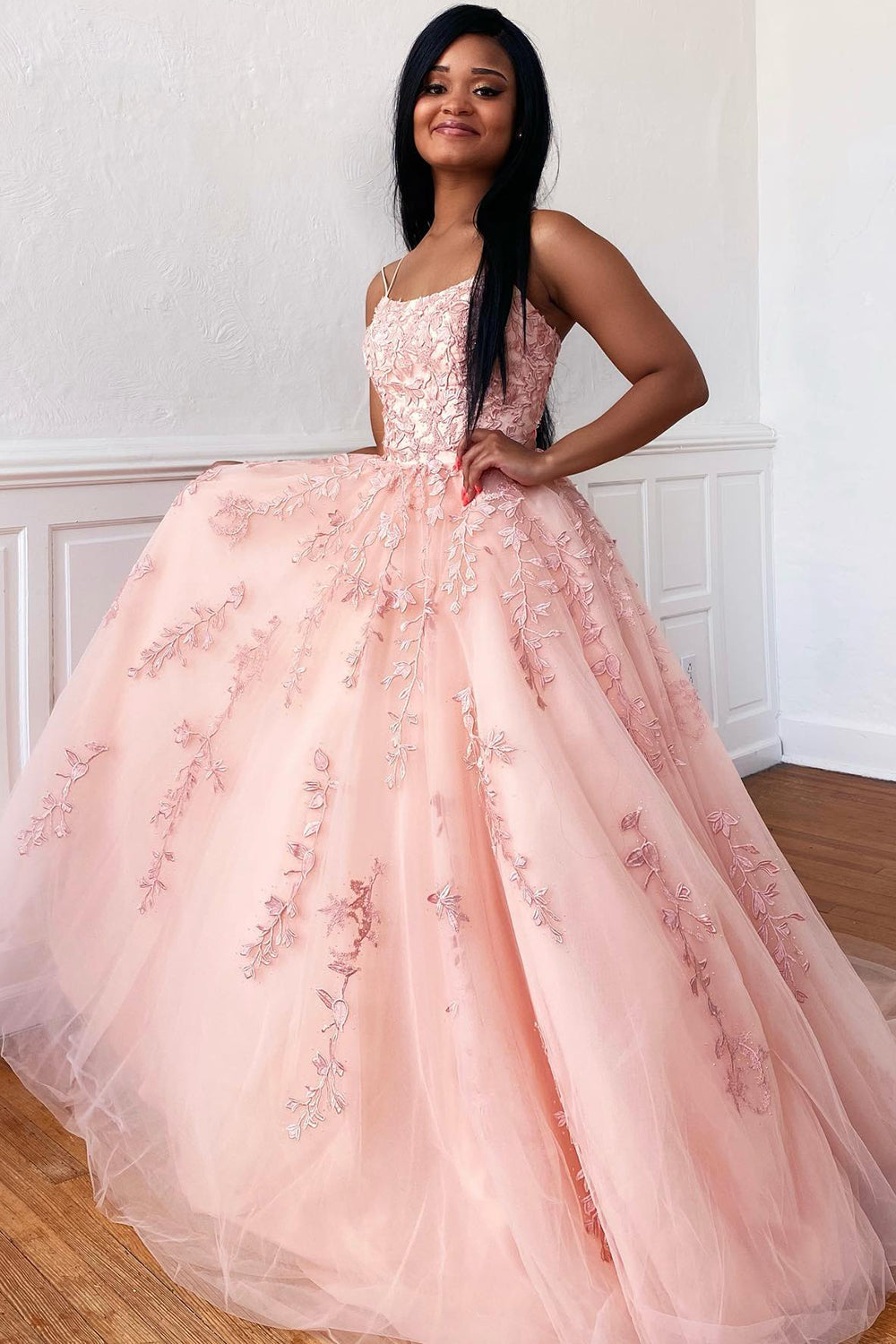 Vestido de graduación rojo de princesa con tirantes finos