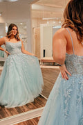 Vestido de fiesta de talla grande azul claro con tirantes finos, corte en A y apliques