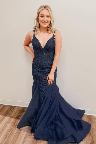 Vestido de fiesta de sirena con tirantes finos y apliques