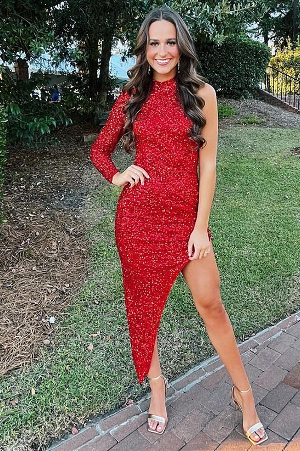 Vestido asimétrico rojo de lentejuelas con cuello alto y corte recto para baile de bienvenida