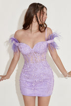 Vestido de fiesta lavanda con hombros descubiertos y plumas