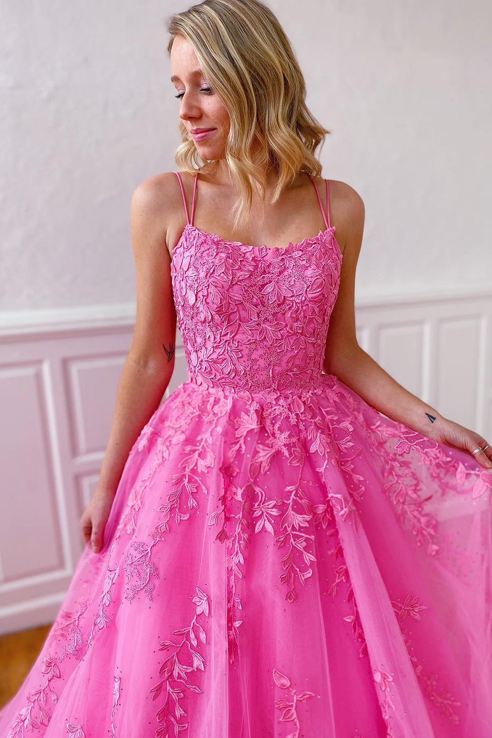 Vestido de graduación rojo de princesa con tirantes finos