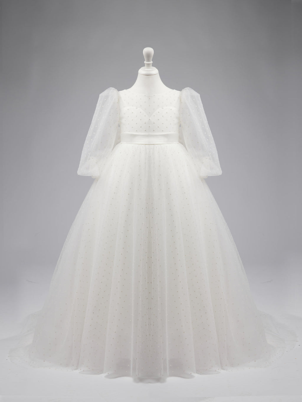 Elegante vestido de niña de las flores para la Primera Comunión, de tul con lunares, mangas abullonadas y cola corta. 