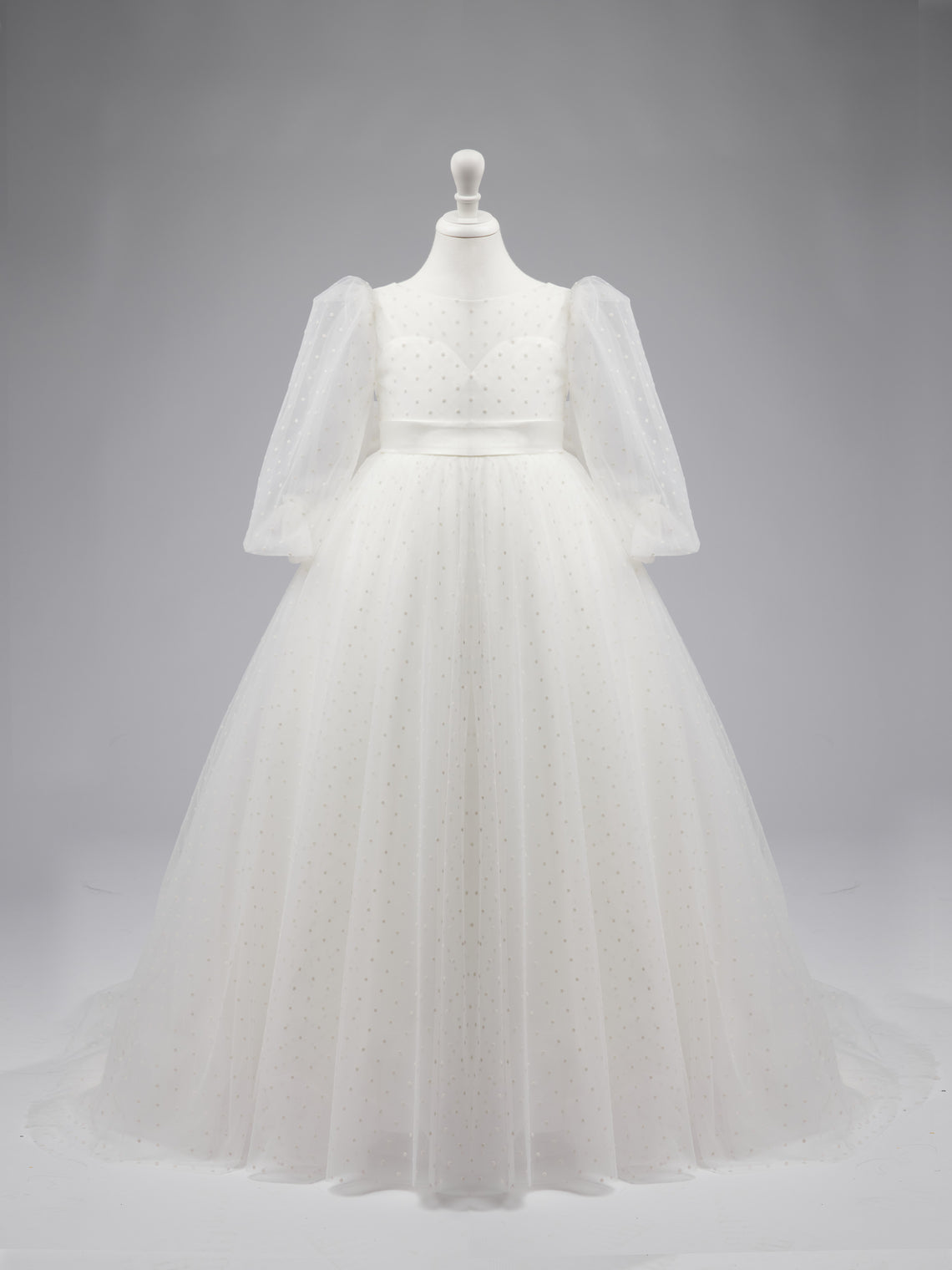 Elegante vestido de niña de las flores para la Primera Comunión, de tul con lunares, mangas abullonadas y cola corta. 