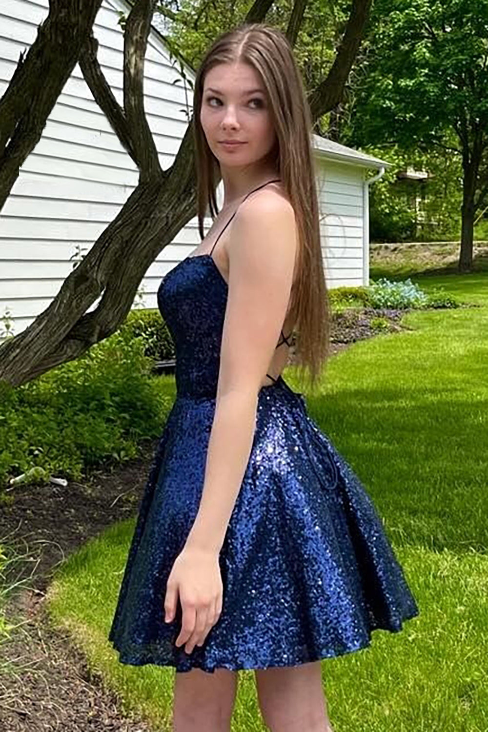 Vestido corto de fiesta de bienvenida azul marino con lentejuelas, escote halter y espalda cruzada, corte en A.