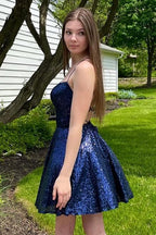 Vestido corto de fiesta de bienvenida azul marino con lentejuelas, escote halter y espalda cruzada, corte en A.