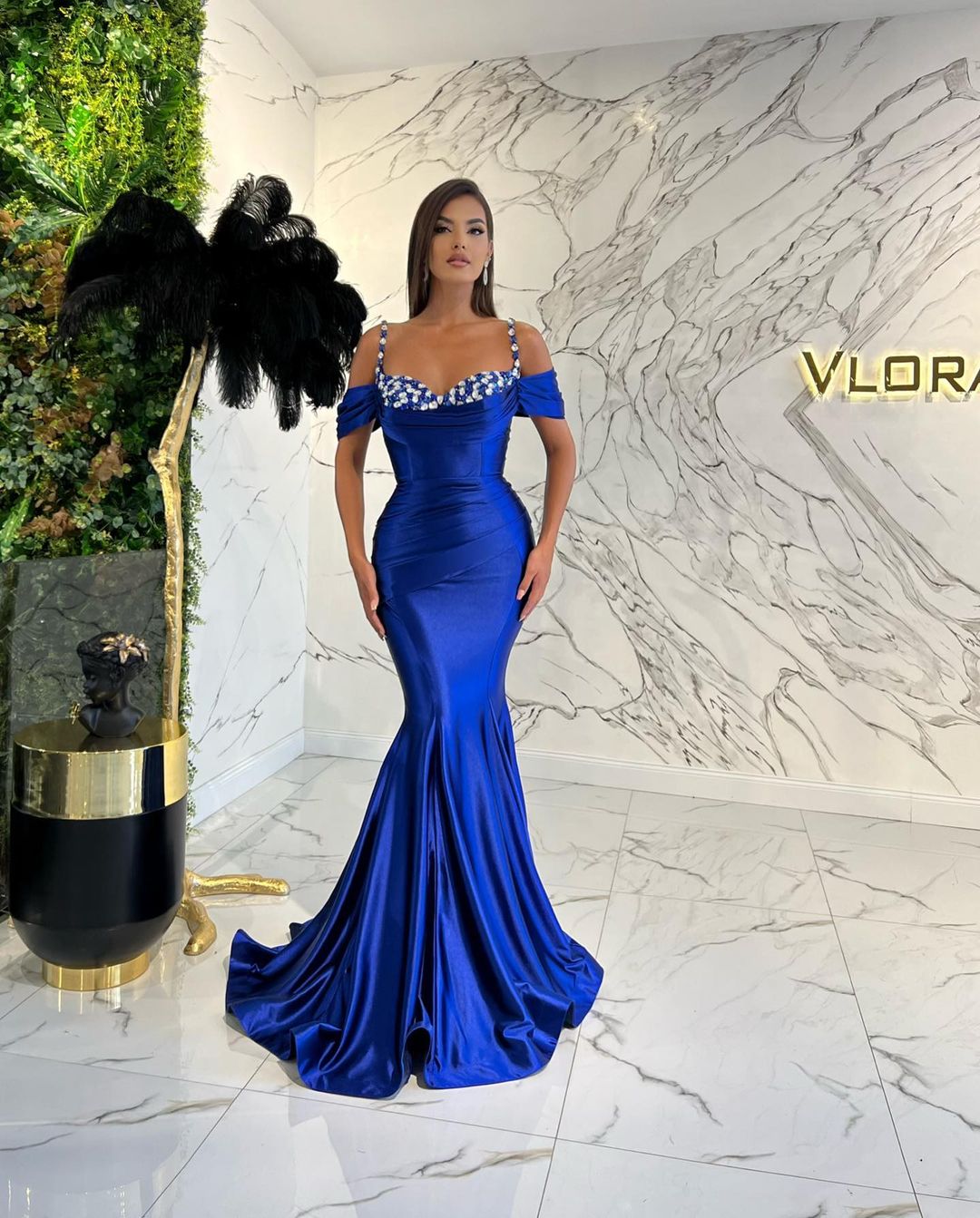 Vestido largo de noche de satén con tirantes finos y escote corazón estilo sirena