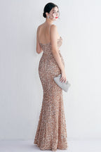 Robe de bal longue sirène noire à sequins et décolleté en V, avec découpe en forme de goutte d'eau.