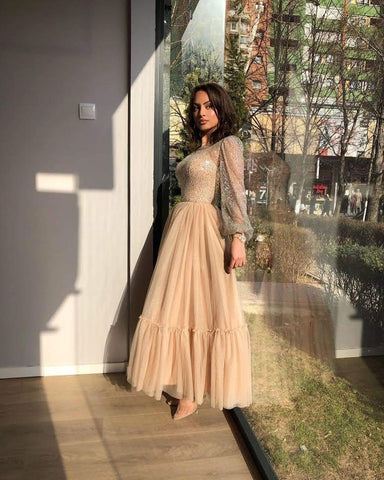 Robe de bal champagne à manches longues et jupe en tulle