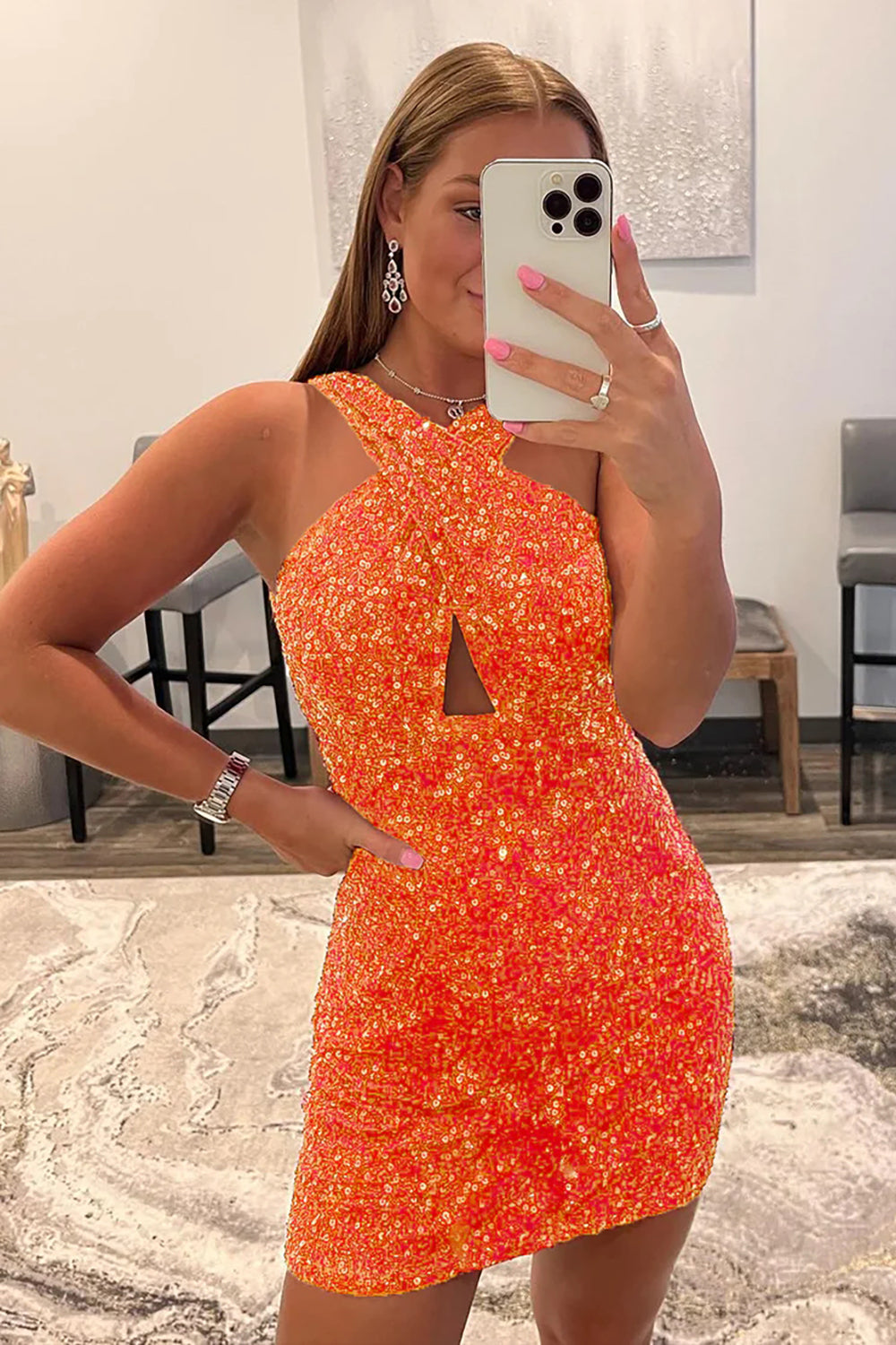 Robe de bal rouge à paillettes, moulante, dos nu et col halter