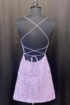 Robe de bal courte moulante à fines bretelles ornée d'appliqués