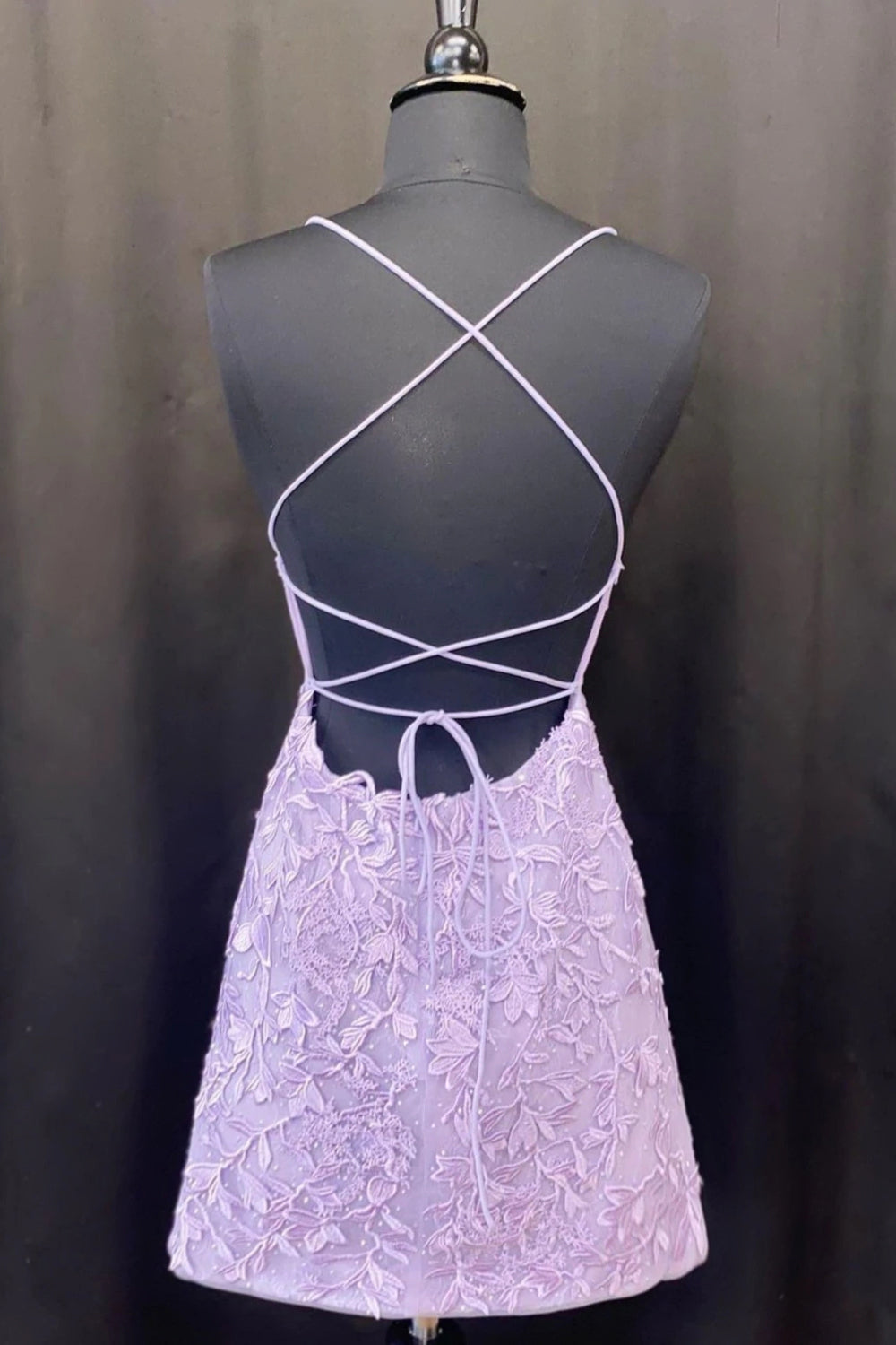 Robe de bal courte moulante à fines bretelles ornée d'appliqués