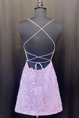 Vestido corto ajustado de tirantes finos para baile de bienvenida con apliques