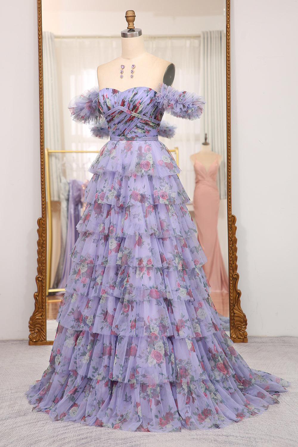 Charmante robe de bal longue bleue imprimée à épaules dénudées et à volants, coupe trapèze.