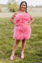 Robe fourreau rose courte sans bretelles ornée de plumes pour le bal de promo
