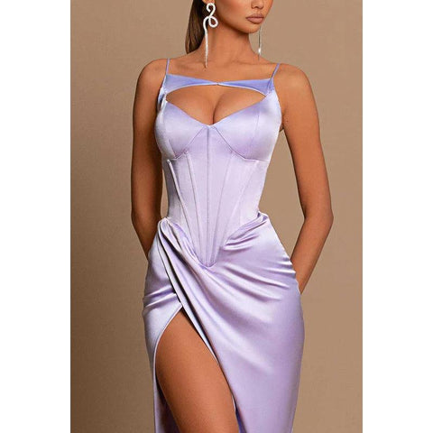 Robe de soirée longue à bretelles spaghetti et découpes avec fente