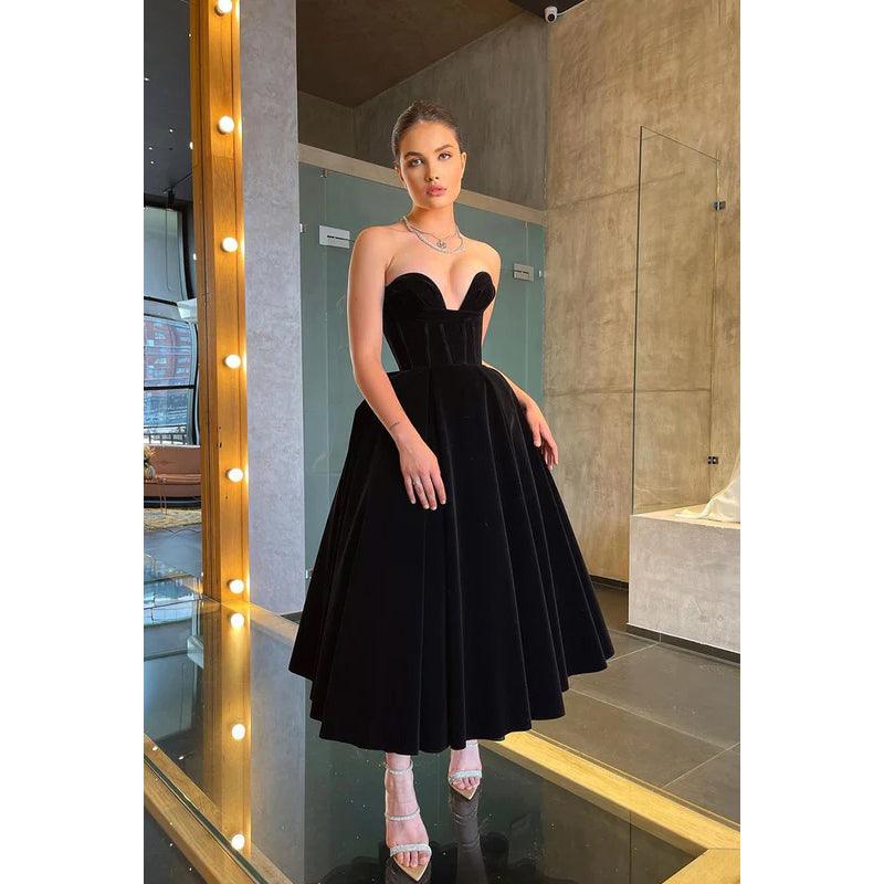 Vestido de noche de graduación de terciopelo con escote en forma de A y sin tirantes