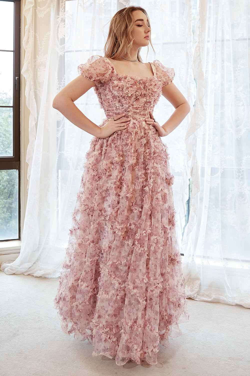 Vestido de fiesta de talla grande, corte línea, escote corazón, color marfil, con flores rojas