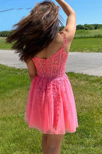Vestido corto rosa de fiesta con hombros descubiertos y apliques