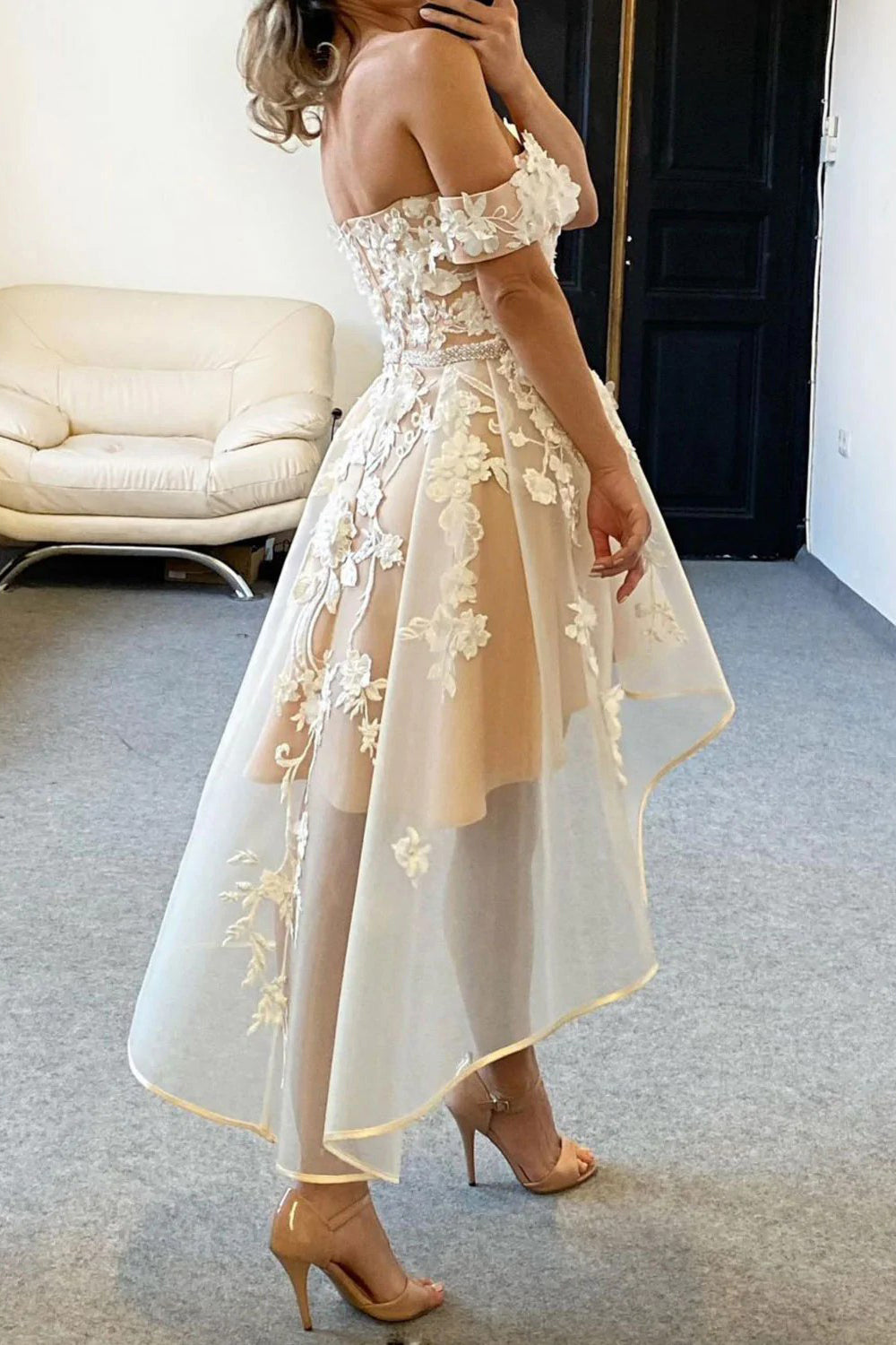 Robe de bal champagne asymétrique à épaules dénudées avec appliques