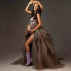 Vestido de maternidad de tul vaporoso con hombros descubiertos y abertura frontal, ideal para sesiones de fotos de barriga grande.