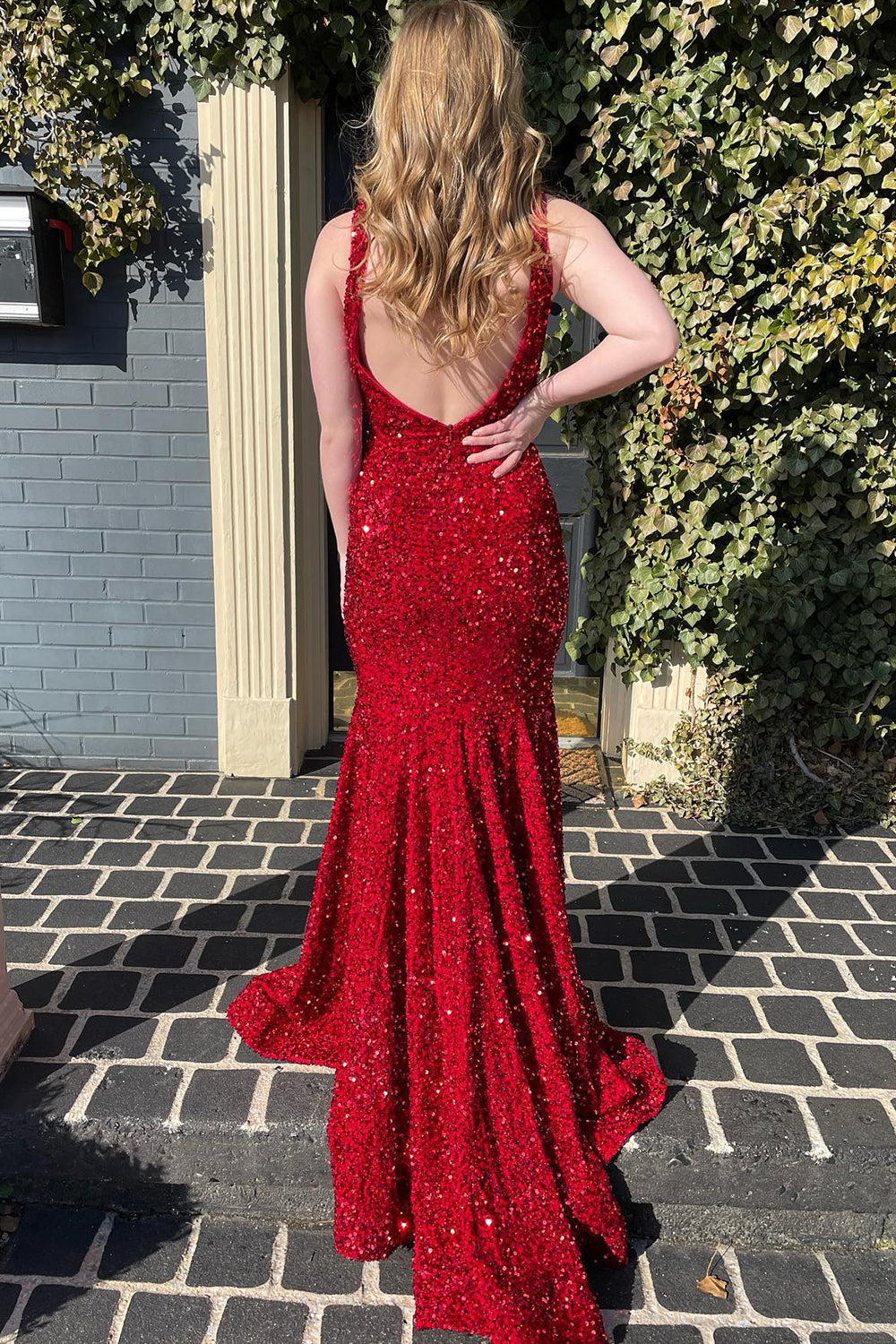Robe de bal longue sirène à sequins et décolleté plongeant en V.