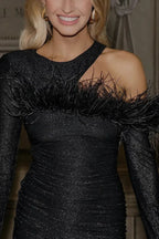 Robe mini asymétrique scintillante à épaules dénudées et bordure en plumes - Noir - Précommande 